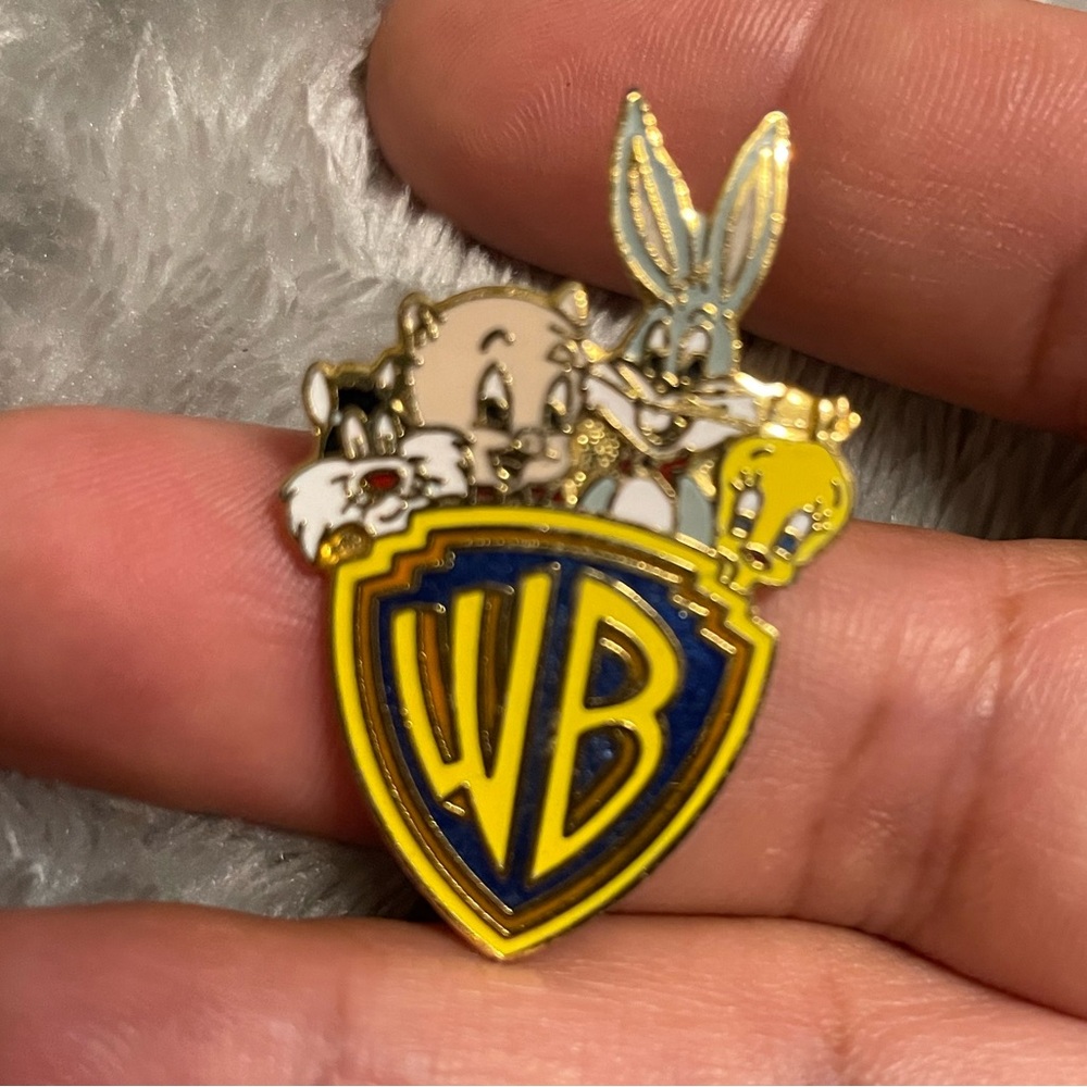 Warner Bros. Iconic Characters Enamel brooch Yellow and Blue